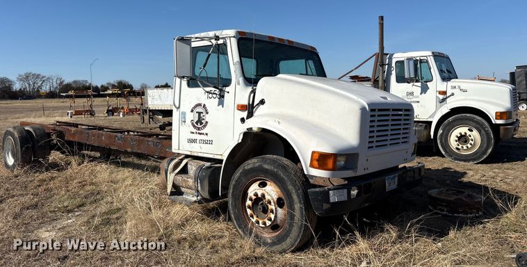 image for item ES8556 1999 International 4700 flatbed truck