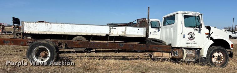 image for item ES8556 1999 International 4700 flatbed truck