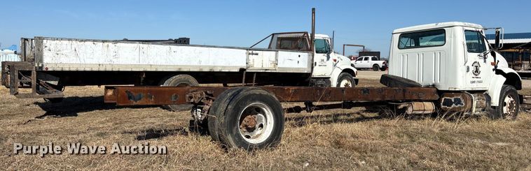 image for item ES8556 1999 International 4700 flatbed truck