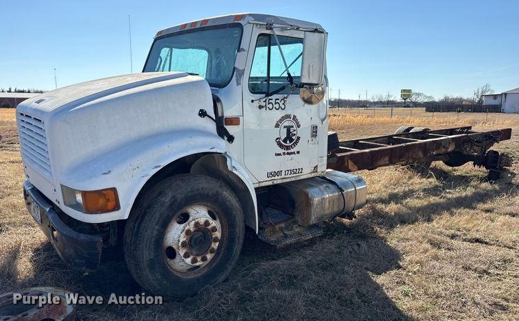 image for item ES8556 1999 International 4700 flatbed truck