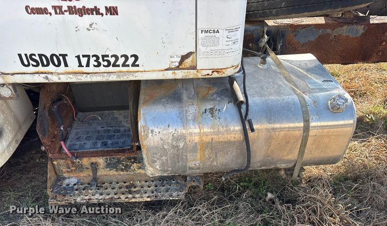 image for item ES8556 1999 International 4700 flatbed truck