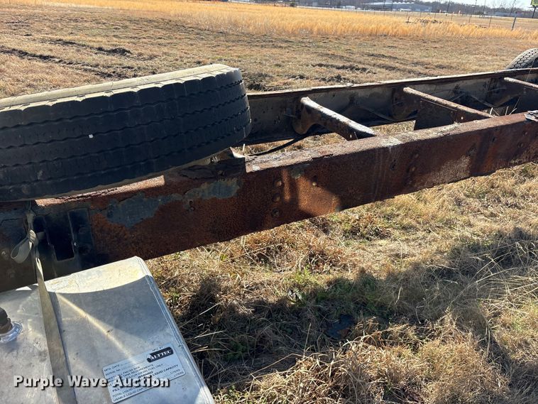 image for item ES8556 1999 International 4700 flatbed truck