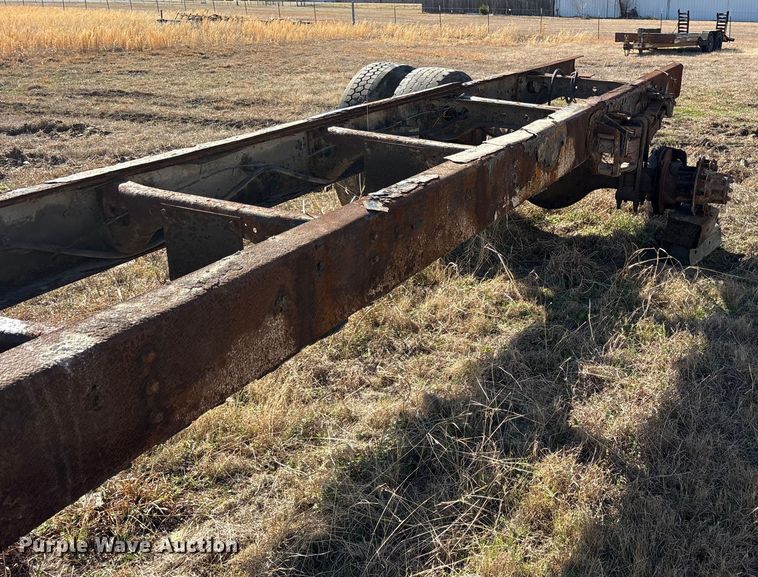 image for item ES8556 1999 International 4700 flatbed truck