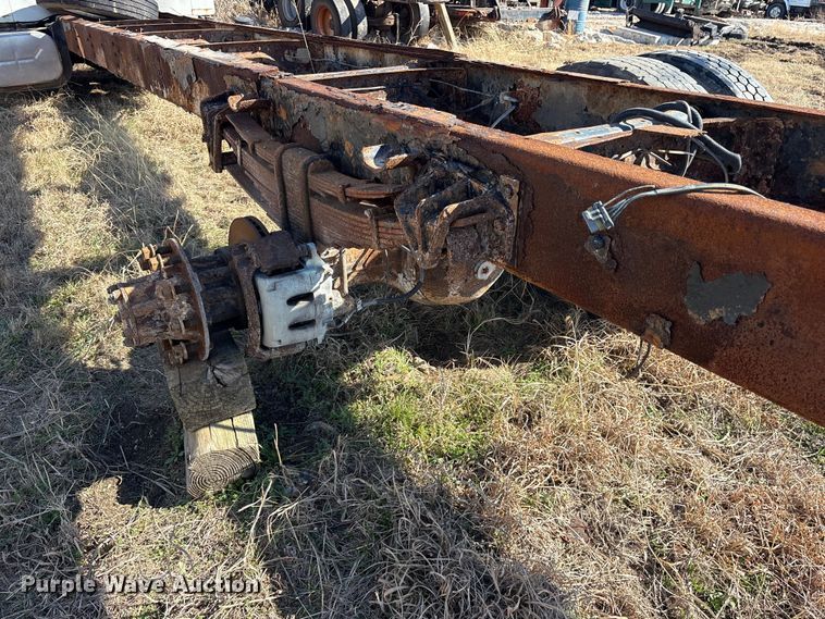 image for item ES8556 1999 International 4700 flatbed truck