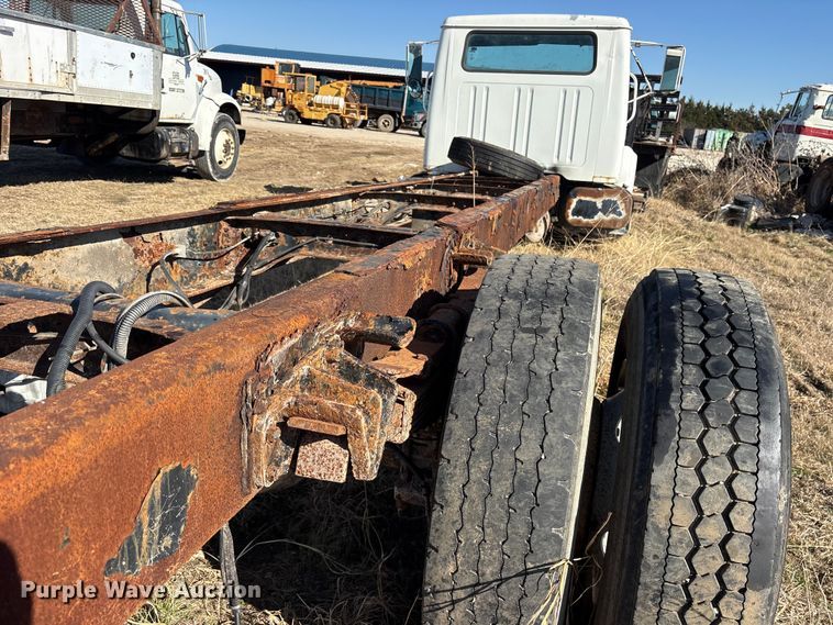 image for item ES8556 1999 International 4700 flatbed truck