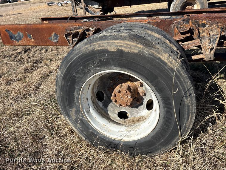 image for item ES8556 1999 International 4700 flatbed truck