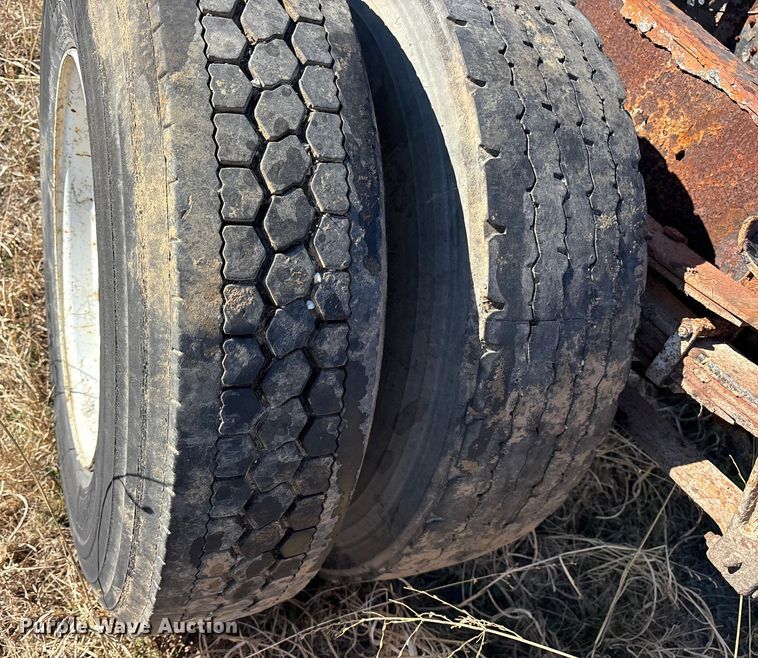 image for item ES8556 1999 International 4700 flatbed truck