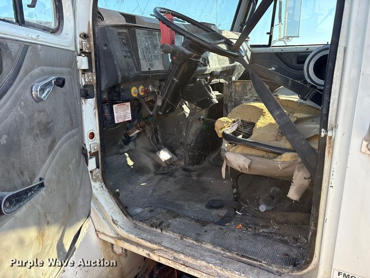 image for item ES8556 1999 International 4700 flatbed truck