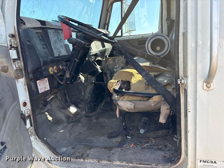 image for item ES8556 1999 International 4700 flatbed truck