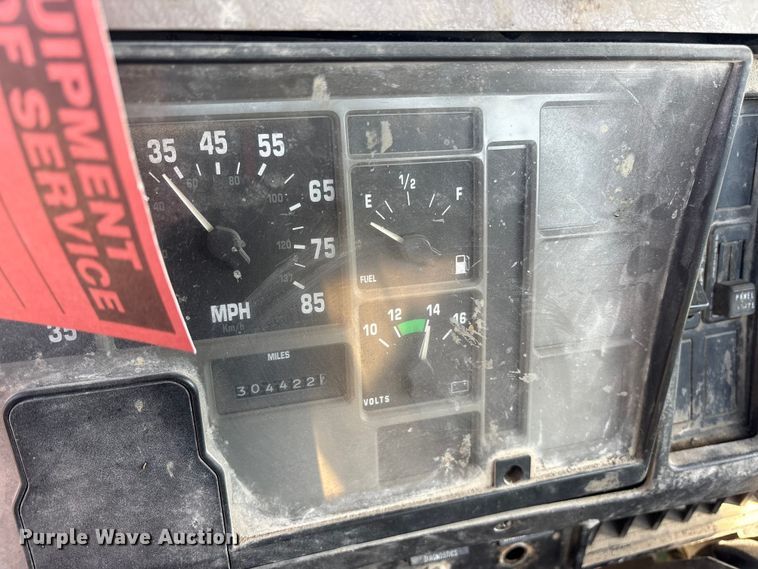 image for item ES8556 1999 International 4700 flatbed truck