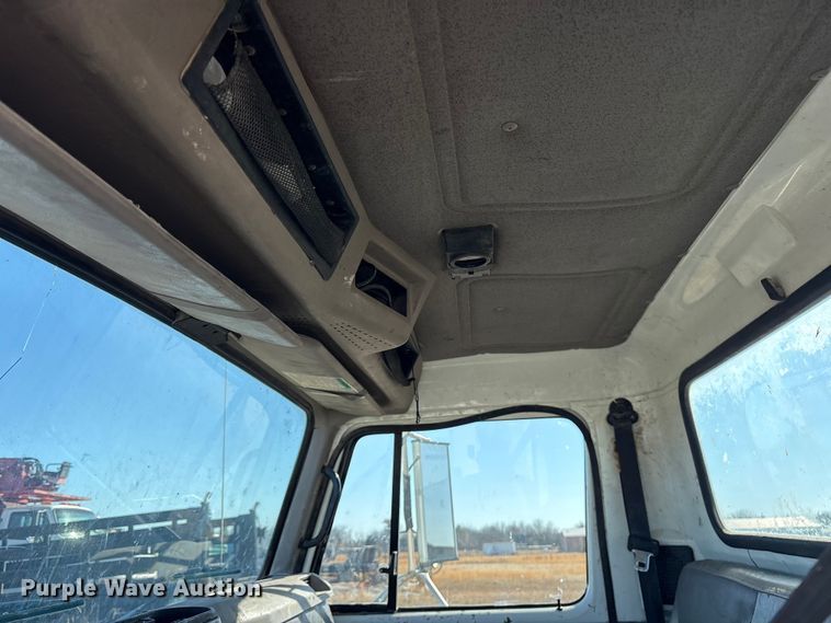 image for item ES8556 1999 International 4700 flatbed truck