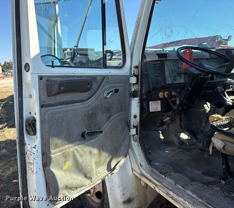 image for item ES8556 1999 International 4700 flatbed truck