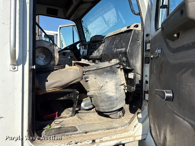 image for item ES8556 1999 International 4700 flatbed truck