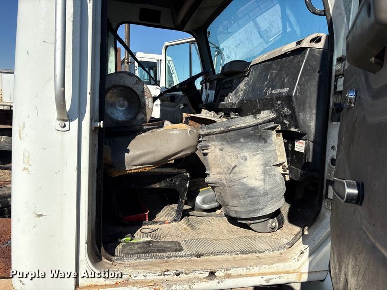 image for item ES8556 1999 International 4700 flatbed truck