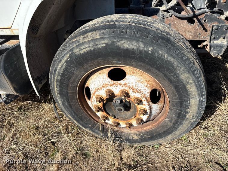 image for item ES8556 1999 International 4700 flatbed truck