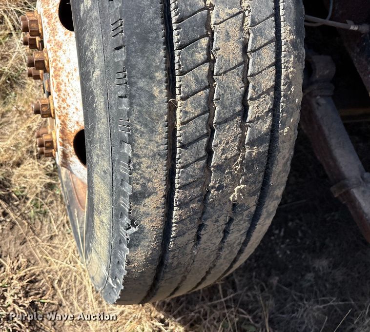 image for item ES8556 1999 International 4700 flatbed truck