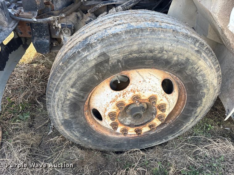 image for item ES8556 1999 International 4700 flatbed truck