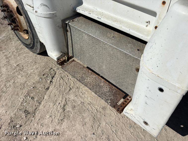 image for item ES8557 1996 Peterbilt 377 semi truck