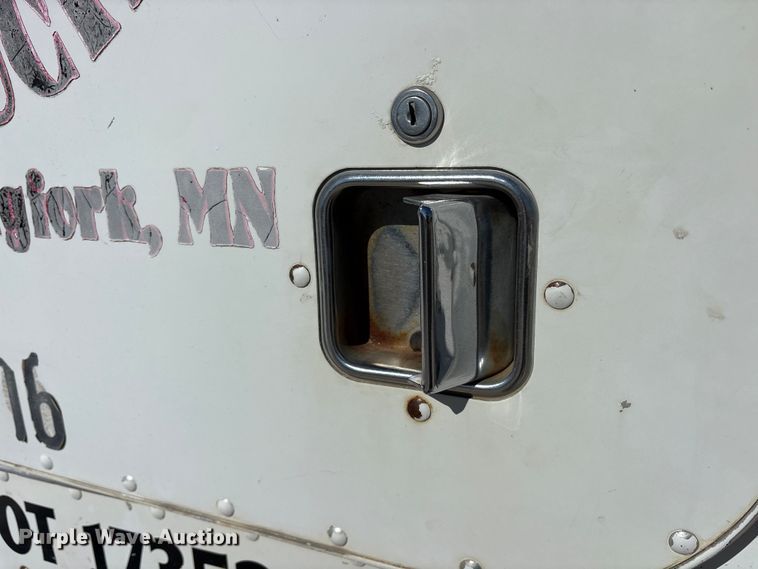 image for item ES8557 1996 Peterbilt 377 semi truck