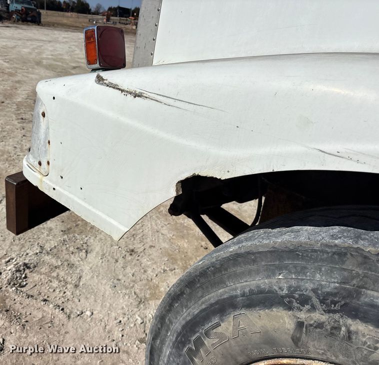 image for item ES8557 1996 Peterbilt 377 semi truck