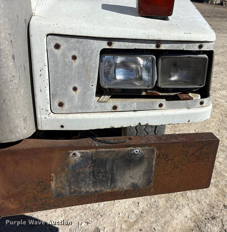 image for item ES8557 1996 Peterbilt 377 semi truck