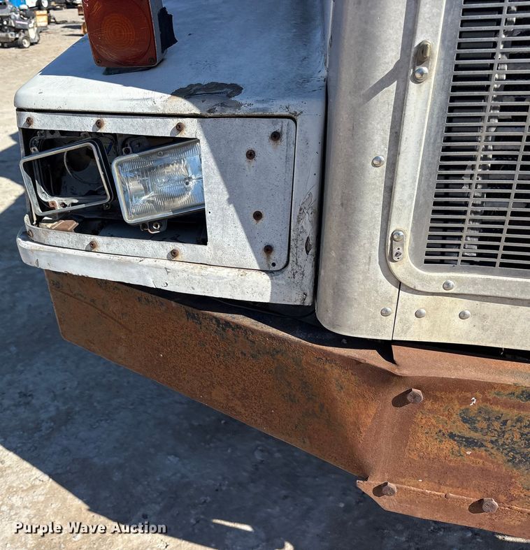 image for item ES8557 1996 Peterbilt 377 semi truck