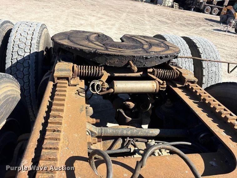 image for item ES8557 1996 Peterbilt 377 semi truck