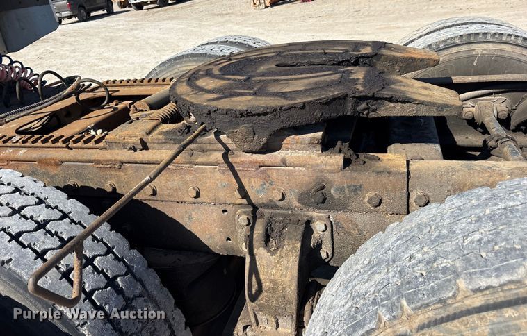 image for item ES8557 1996 Peterbilt 377 semi truck