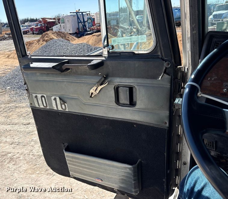 image for item ES8557 1996 Peterbilt 377 semi truck