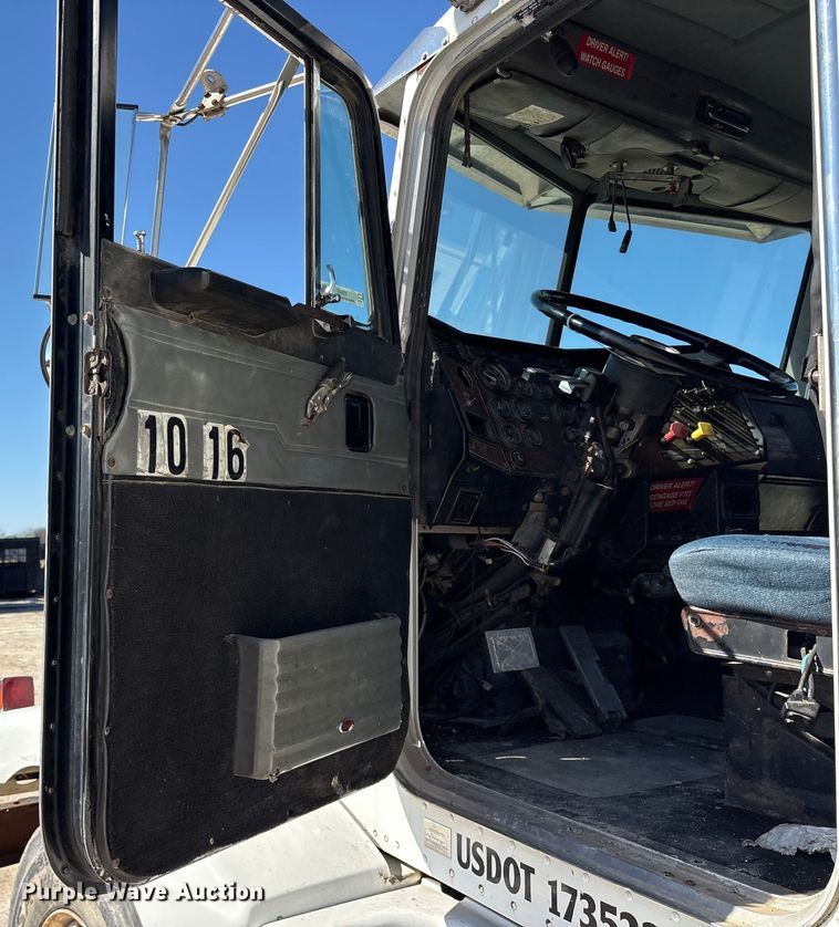 image for item ES8557 1996 Peterbilt 377 semi truck