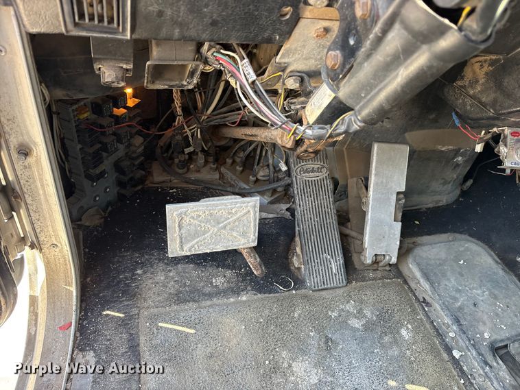 image for item ES8557 1996 Peterbilt 377 semi truck