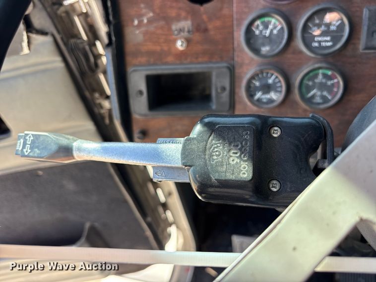 image for item ES8557 1996 Peterbilt 377 semi truck