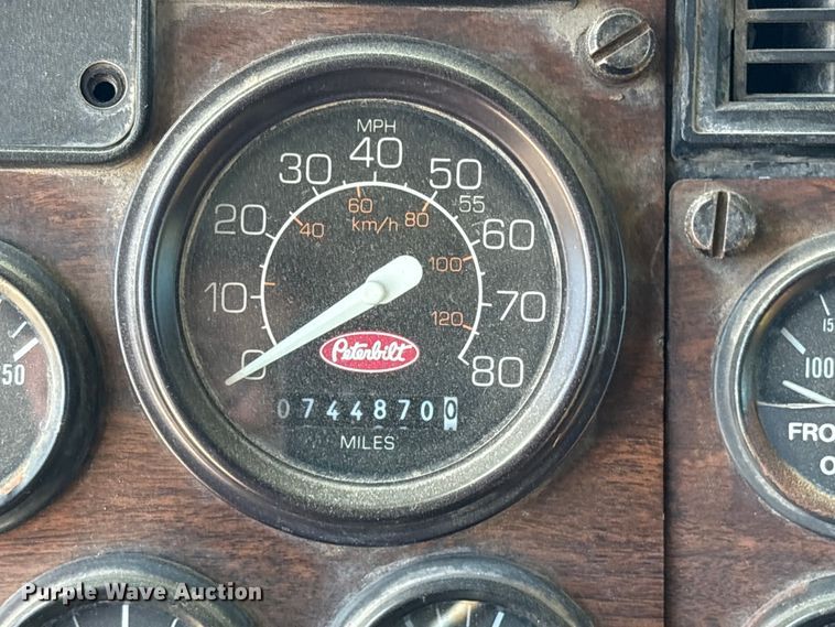 image for item ES8557 1996 Peterbilt 377 semi truck