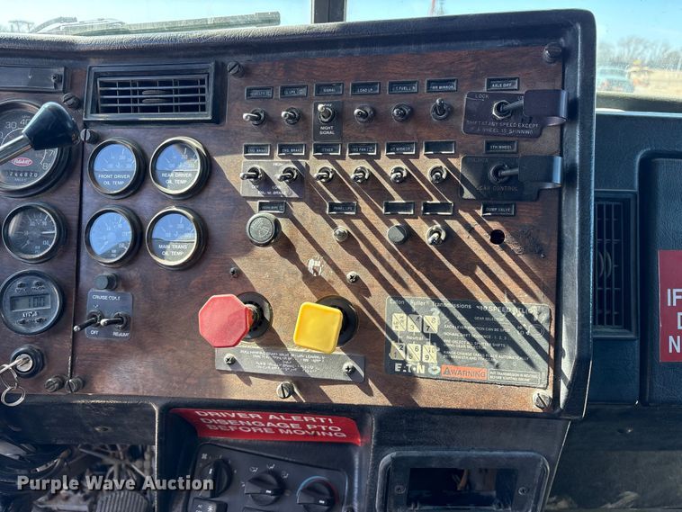 image for item ES8557 1996 Peterbilt 377 semi truck