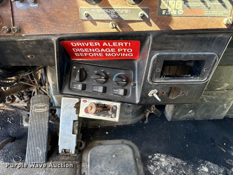 image for item ES8557 1996 Peterbilt 377 semi truck