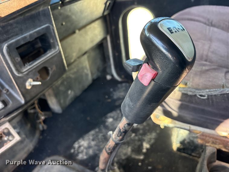 image for item ES8557 1996 Peterbilt 377 semi truck