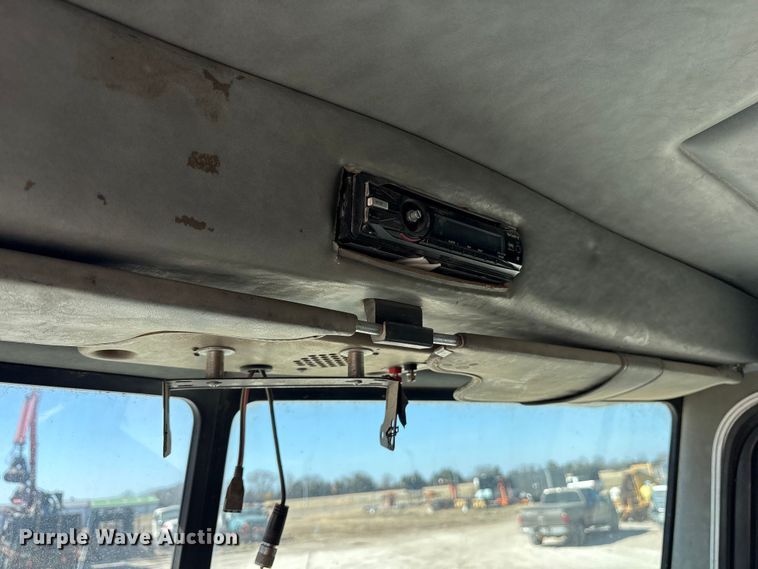 image for item ES8557 1996 Peterbilt 377 semi truck