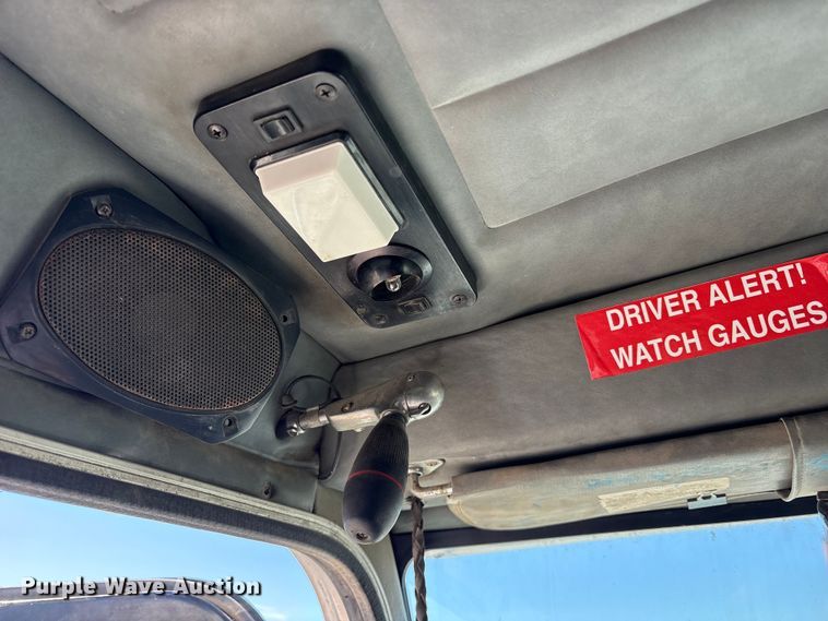 image for item ES8557 1996 Peterbilt 377 semi truck