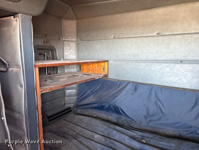 image for item ES8557 1996 Peterbilt 377 semi truck