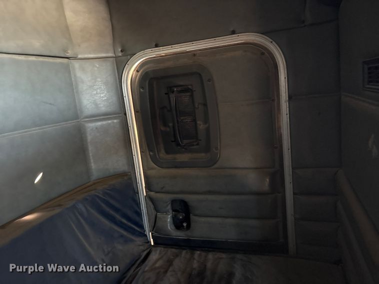 image for item ES8557 1996 Peterbilt 377 semi truck