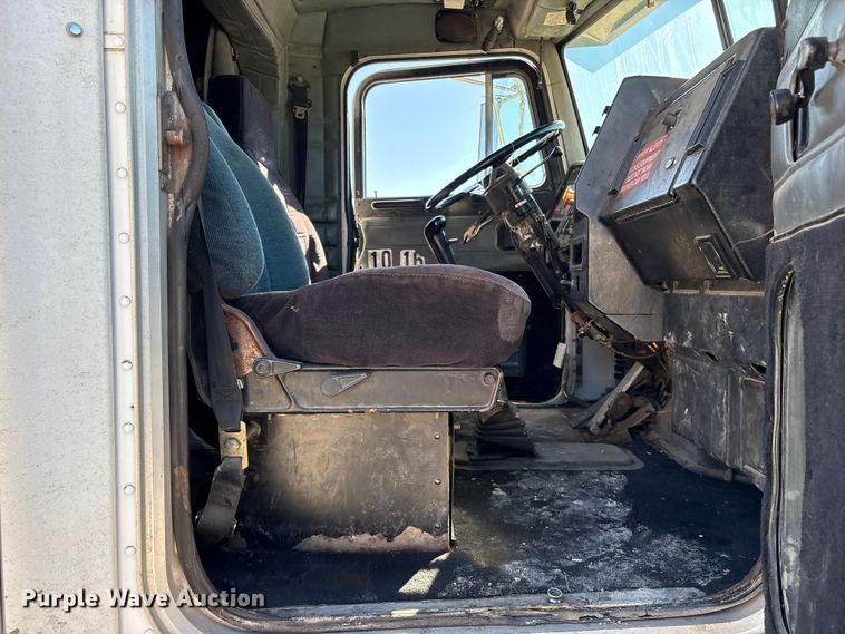 image for item ES8557 1996 Peterbilt 377 semi truck