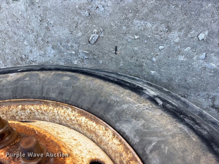 image for item ES8557 1996 Peterbilt 377 semi truck