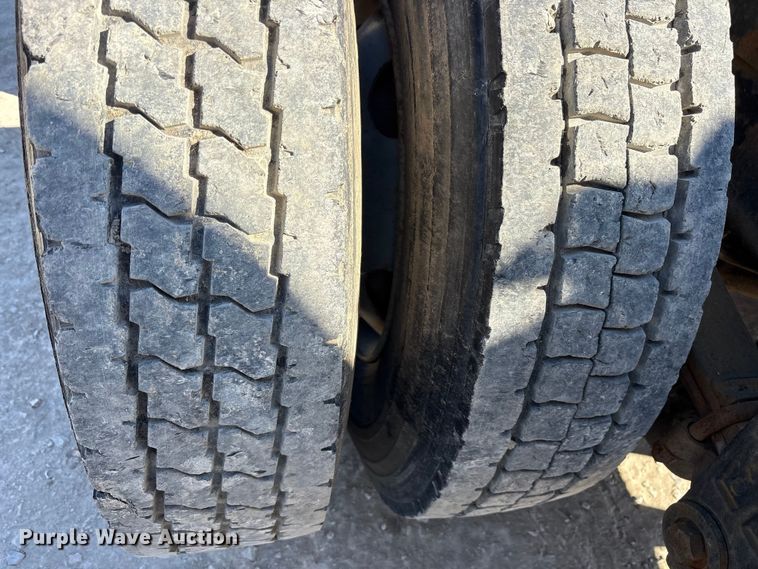 image for item ES8557 1996 Peterbilt 377 semi truck