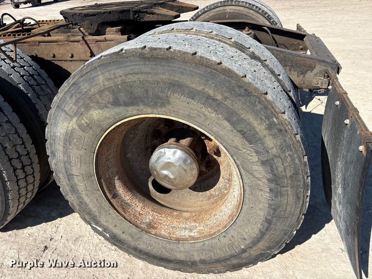 image for item ES8557 1996 Peterbilt 377 semi truck