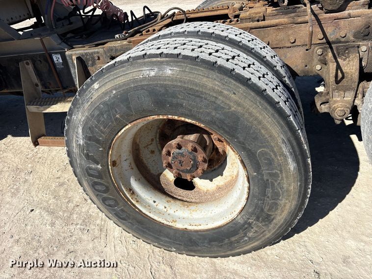 image for item ES8557 1996 Peterbilt 377 semi truck