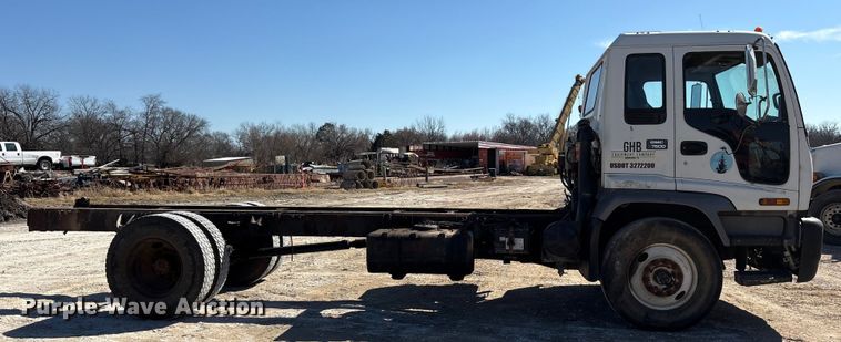 image for item ES8559 2005 GMC T-series truck cab and chassis