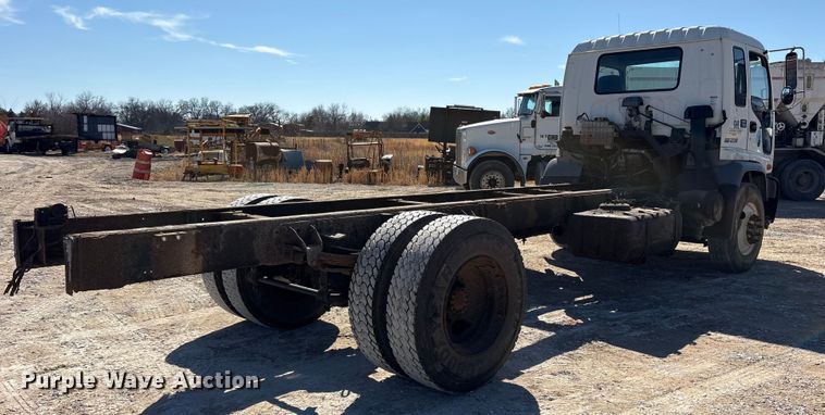 image for item ES8559 2005 GMC T-series truck cab and chassis