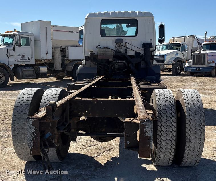 image for item ES8559 2005 GMC T-series truck cab and chassis