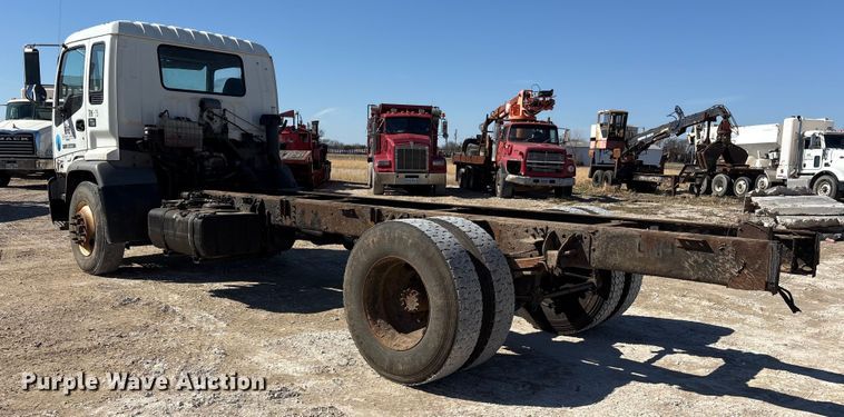 image for item ES8559 2005 GMC T-series truck cab and chassis