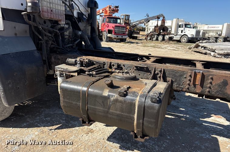 image for item ES8559 2005 GMC T-series truck cab and chassis